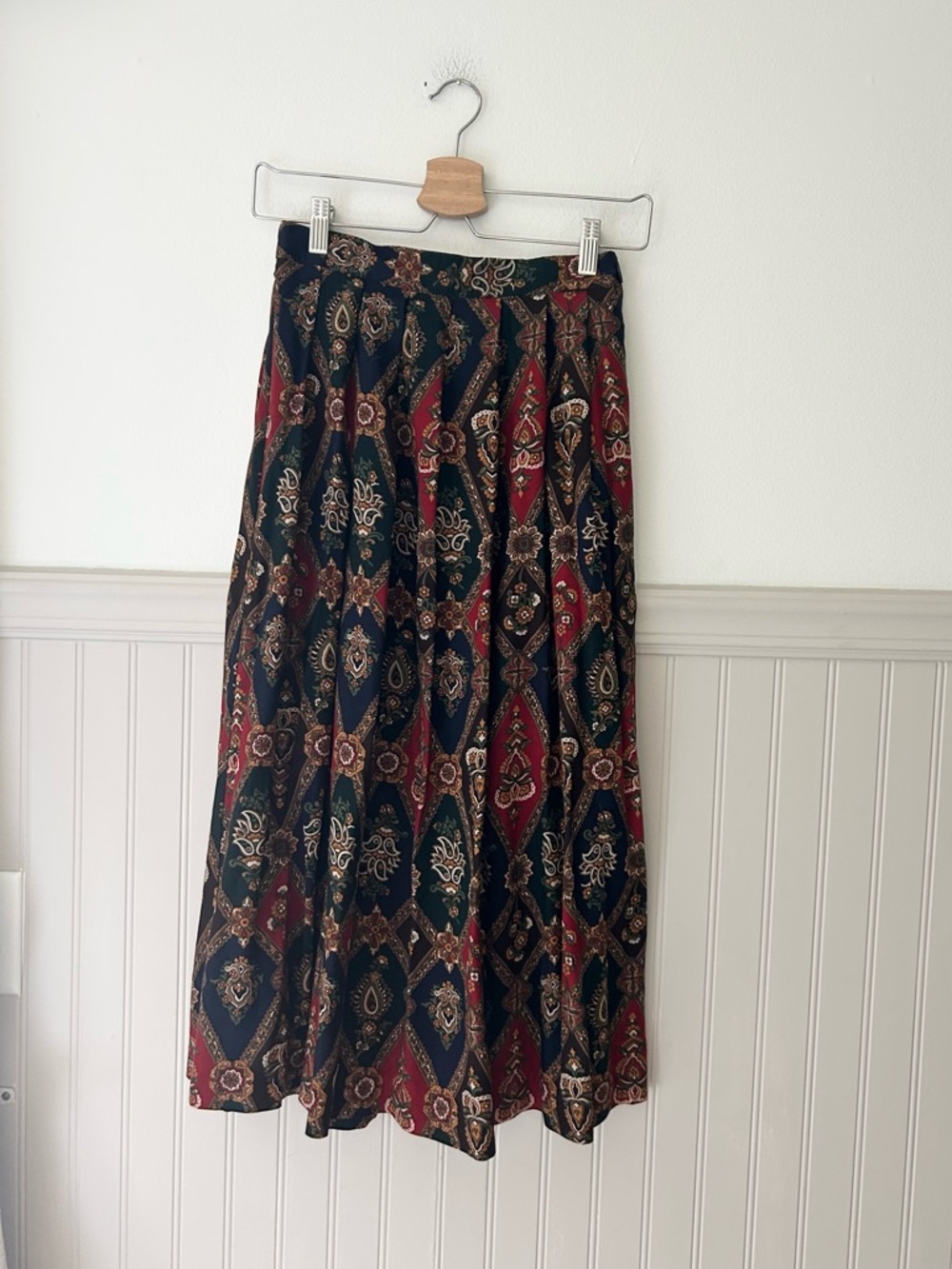 Vintage Worthington 8 Petite Boho Pleated Skirt in Black, Red & Green
